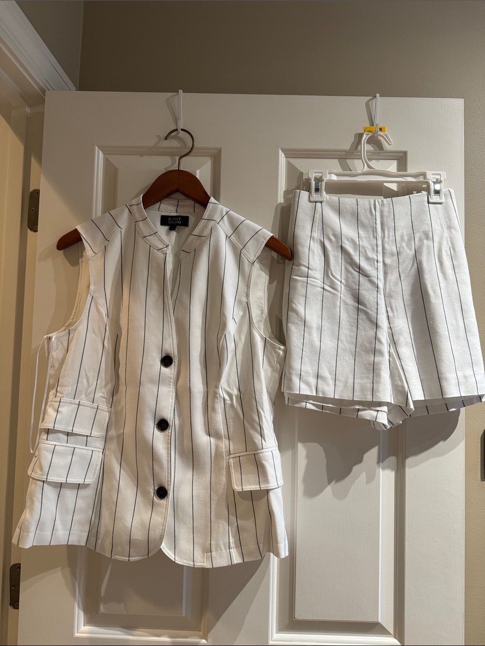 Fashionable vest and shorts set
